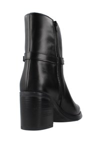 Botín de cuero negro hasta el tobillo con cierre lateral, acabado suave, puntera redonda y tacón grueso con superficie texturizada.