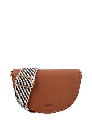 Bruine leren halfmaan crossbodytas met een zwart-wit gestreepte verstelbare stoffen riem en een klein geperst logo aan de voorkant.