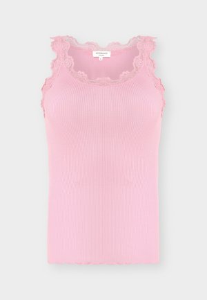 Rosa ribbestrikket ermeløs topp med blonderkant rundt utringning og armhuler, størrelse liten, etikett som viser merke "Rosemunde."