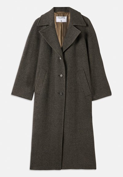 Garšs, tumši brūns vilnas mētelis ar ieplaku apkakli, trim pogām un divām sānu kabatām. Ievērojams ar teksturētu audumu un brīvu siluetu.