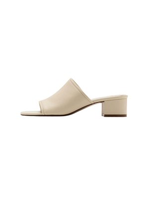 Sandale mule beige à bout ouvert avec un petit talon bloc et une tige en cuir lisse, vue de profil sur fond blanc.