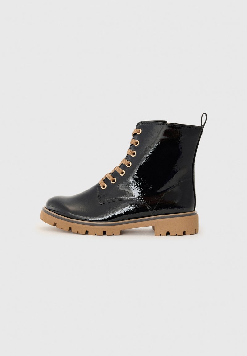 Bottines en cuir verni noir avec des lacets beiges, un bout rond et une semelle en caoutchouc texturé présentant un motif de semelle.