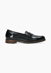 Mocassins en cuir verni noir avec un petit talon empilé, présentant un bout légèrement pointu et une sangle décorative à l'avant.