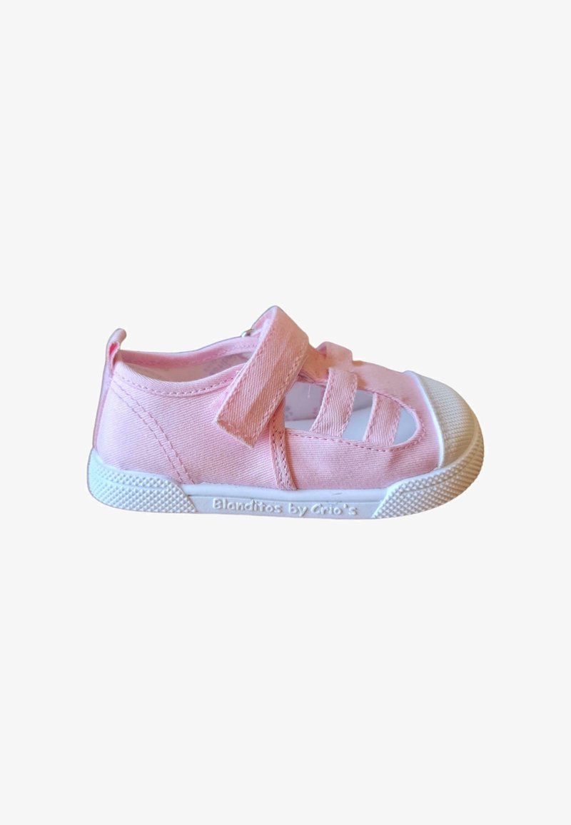 Deportivas de lona rosas con múltiples correas de Velcro, puntera de goma blanca y suela texturizada. Logo de "Blanditos by Griots" en el lateral.