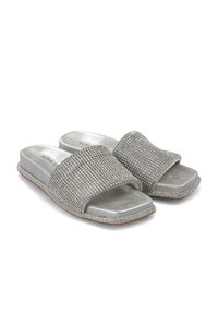 Sandalias deslizantes plateadas con una banda ancha adornada con brillantes, un acabado metálico suave y una plantilla acolchada para mayor comodidad.