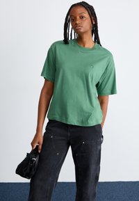 Carhartt WIP CHESTER - T-shirts - duck green