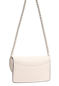 Sac à main en cuir crème avec une texture lisse, de forme rectangulaire et une chaîne dorée. Présente un rabat cousu et des finitions contrastées.