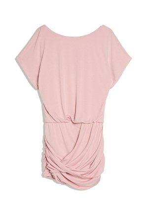 Hellrosa kurzärmeliges Kleid mit gerafftem Rockdetail und gesammelter Taille, mit weitem Bootsausschnitt und weicher Stoffstruktur.
