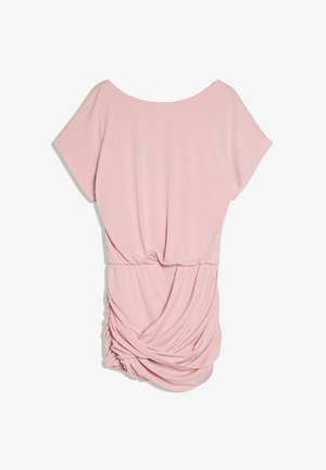 Hellrosa kurzärmeliges Kleid mit gerafftem Rockdetail und gesammelter Taille, mit weitem Bootsausschnitt und weicher Stoffstruktur.