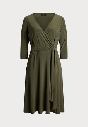 Robe portefeuille vert olive avec des manches trois-quarts, en jersey doux, décolleté en V et détail de taille nouée. Conception de jupe évasée.