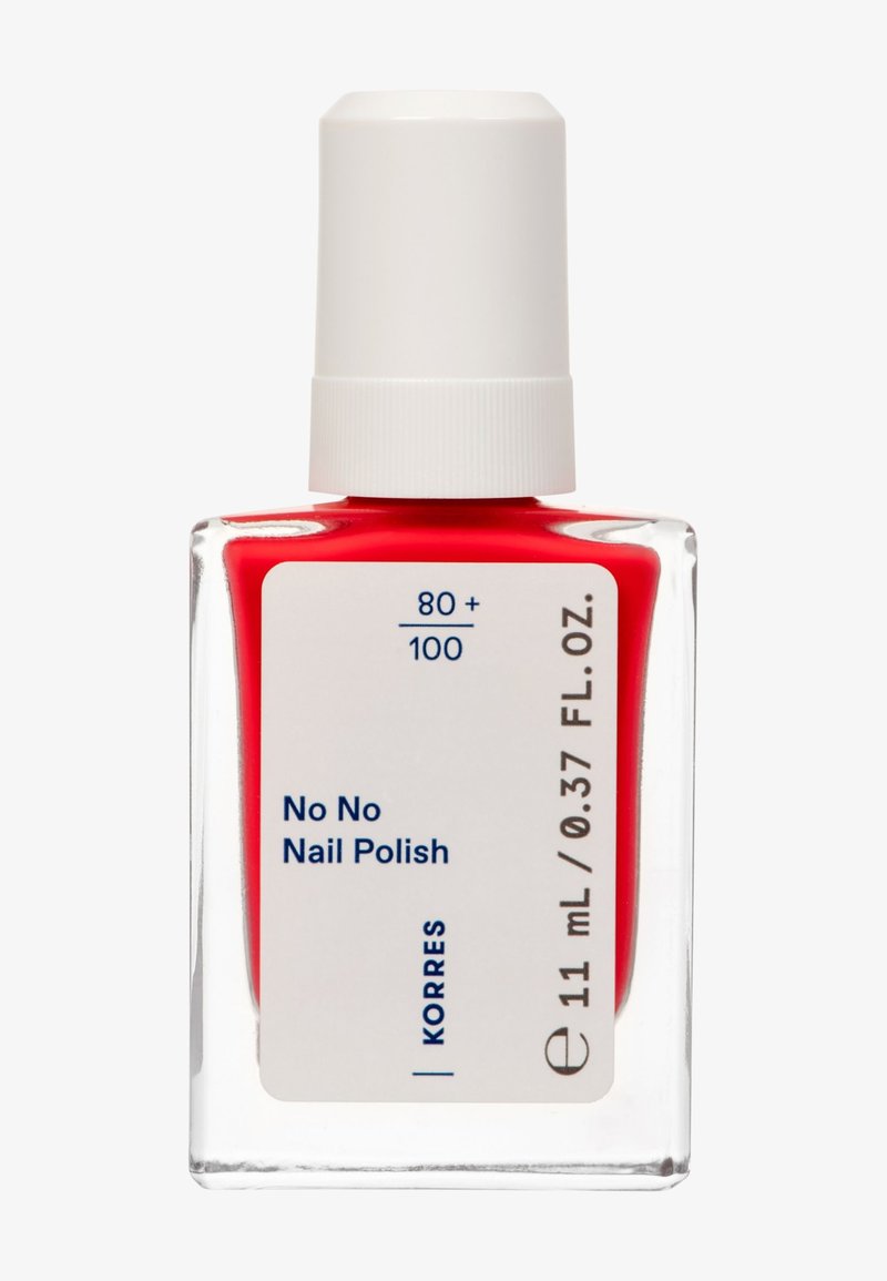 Bottiglia di vetro trasparente a forma quadrata, riempita con smalto per unghie rosso brillante. Cappuccio in plastica bianca e etichetta con informazioni sul marchio e sul volume.