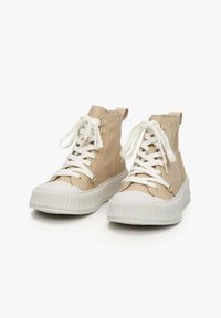 Beige hoge sneakers gemaakt van glad materiaal, met een witte rubberen zool, ronde neus en witte veters met een klein logo detail aan de zijkant.