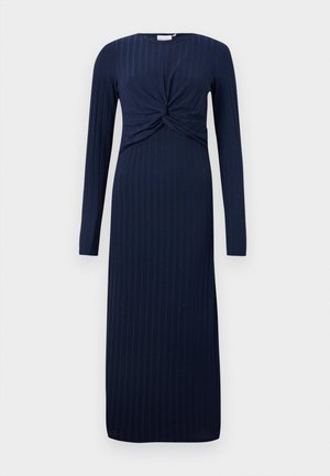 Mørkeblå langærmet kjole med et snoet knudedetalje foran, der har en ribbet tekstur og en lige, gulvlængde silhuet.