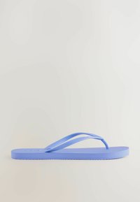Šviesiai mėlynos flip-flop tipo šlepetės su tekstūruota padu ir dviem plokščiomis juostelėmis. Atrodo, kad medžiaga yra lanksti ir patvari, tinkama kasdieniam dėvėjimui.