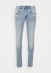 Jeans de mezclilla azul claro, de corte slim, con zonas desgastadas, diseño de cinco bolsillos, cierre delantero con botón y costuras en contraste.