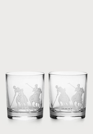 Klare Glastrinkgläser in quadratischer Form, mit gravierten Szenen von Polospielern und Pferden. Glatte Textur, elegantes Design. Set aus zwei Gläsern.