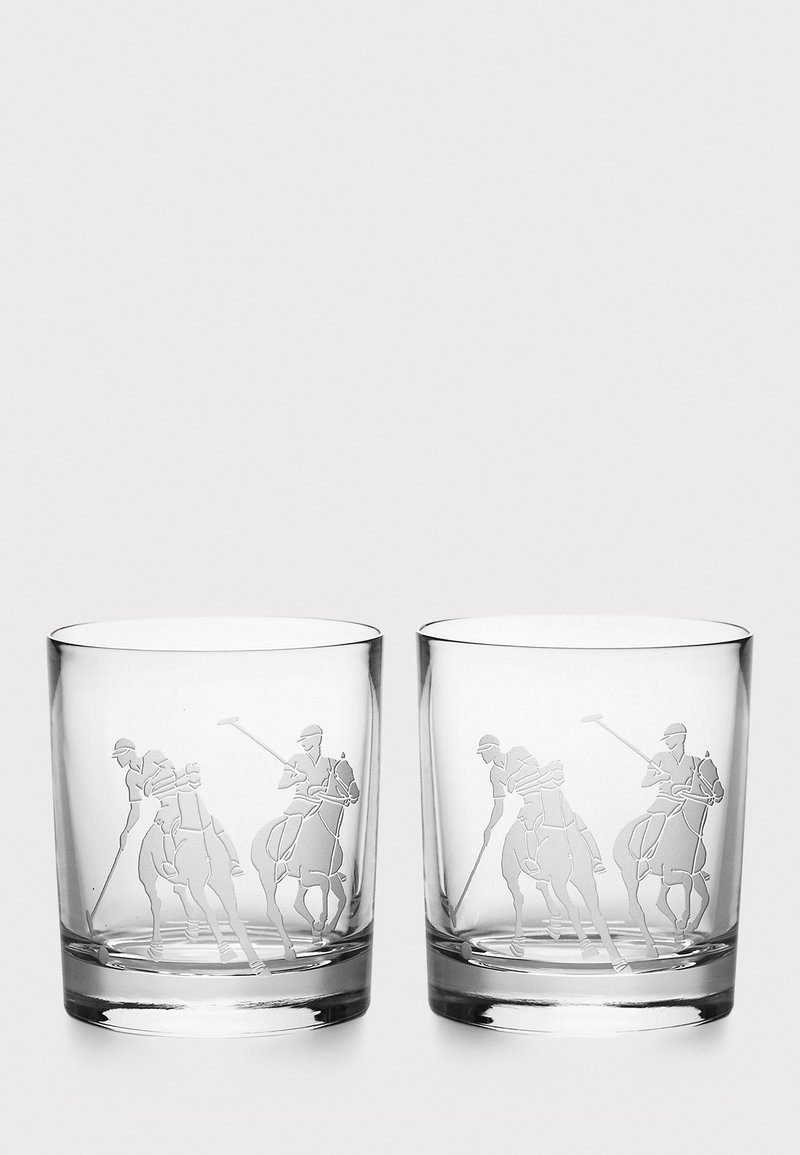 Prozirne staklene čaše kvadratnog oblika, ukrašene ugraviranim scenama polo igrača i konja. Glatka tekstura, elegantan dizajn. Set od dvije čaše.
