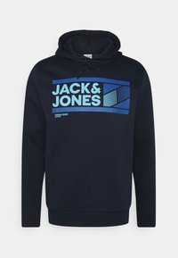 Tmavě modrá bavlněná mikina s kapucí, na přední straně s velkým modrým grafickým potiskem s nápisem "JACK & JONES" a proužkovanými akcenty.