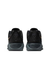 Ζευγάρι μαύρα αθλητικά παπούτσια με γκρι σόλες, χρυσά λογότυπα swoosh στα πλευρά και κεντητό κεφαλι λέοντα στην πίσω φτέρνα.