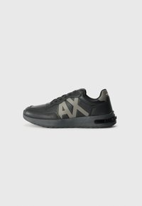 Baskets en cuir noir avec des accents gris, bout arrondi, design à lacets, logo "AX" bien visible sur le côté, semelle en caoutchouc et col rembourré.