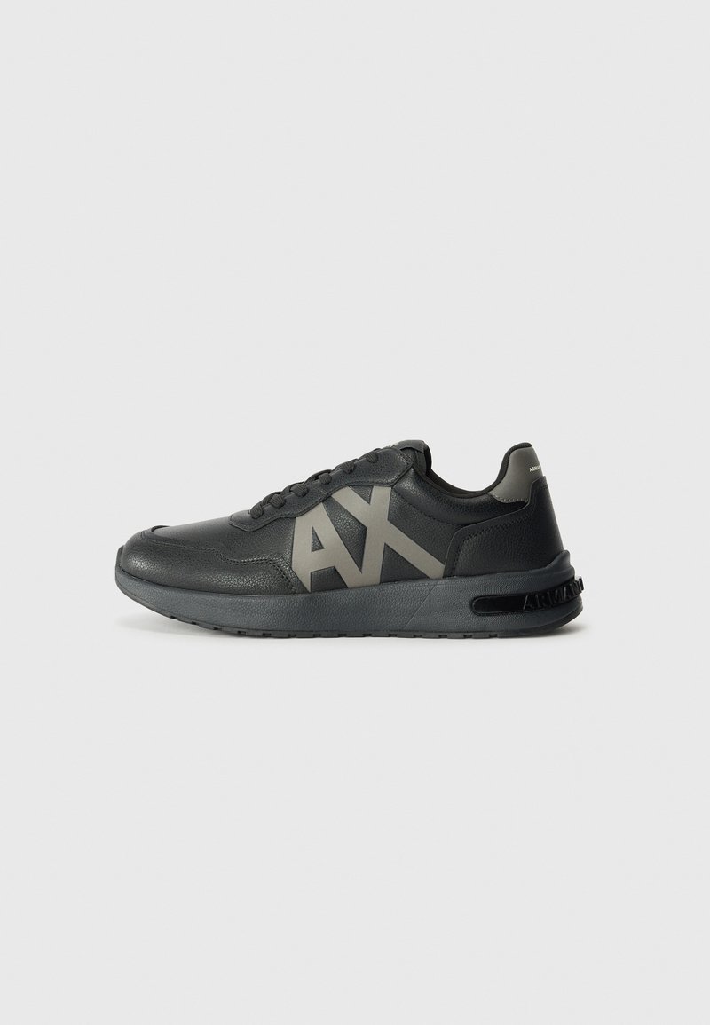 Baskets en cuir noir avec des accents gris, bout arrondi, design à lacets, logo "AX" bien visible sur le côté, semelle en caoutchouc et col rembourré.