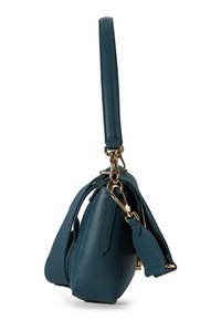 Borsa a mano in pelle turchese con finitura testurizzata, dotata di manico superiore e tracolla removibile, dettagli in metallo dorato e piccolo elemento decorativo a etichetta.