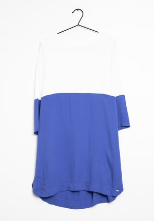Langarmkleid mit weißem Oberteil und tiefblauem Unterteil. Glatter Stoff, runder Halsausschnitt und leicht geschwungener Saum mit seitlichen Schlitzen.