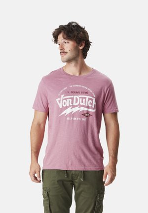 T-shirt en coton rose clair avec un col rond et des manches courtes, affichant un imprimé graphique blanc avec un éclair et le texte "Von Dutch".