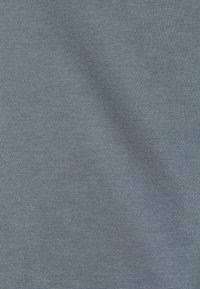 Ljust blått ribbat tyg med en slät textur och en subtil lyster, som visar jämnt fördelade vertikala linjer över hela ytan.