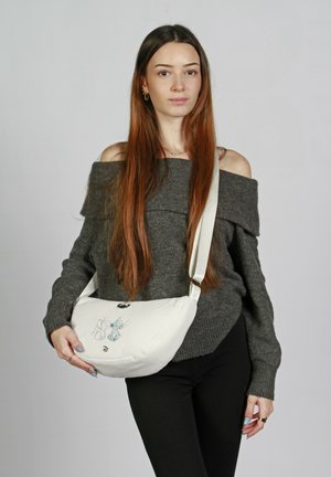 Bolso de hombro de pana blanca con animales pastel bordados, forma curva, correa ajustable y detalles de metal.