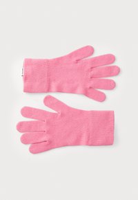Et par bløde rosa strikkede handsker liggende fladt, der viser både håndflade og bagside, på en ensfarvet hvid baggrund.