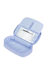 Jasnofioletowy piórnik z zamkiem błyskawicznym, zawierający wewnętrzną siateczkową kieszeń oraz organizer na karty w kratkę. Miękka tekstura, pojemny design.