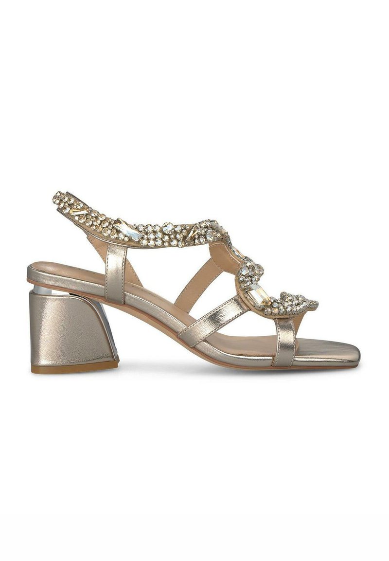 Sandal con tacco quadrato in oro metallico, caratterizzato da una punta quadrata, cinturini alla caviglia decorati con strass e tacco chunky a forma triangolare.