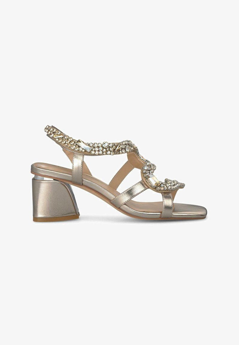 Sandal de tacón metálico dorado con punta cuadrada, tiras en el tobillo adornadas con strass y un tacón chunky en forma triangular.