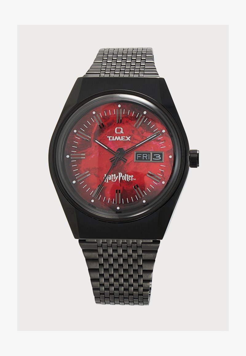 Черна метална ръчен часовник Timex с червен циферблат на тема Хари Потър, сребристи часови маркери и дисплей за ден и дата, показващ петък, 3-ти.