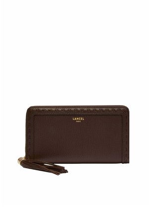 Portefeuille zippé en cuir texturé marron foncé avec tirette à pampille et logo doré "Lancel Paris" centré sur le panneau avant.