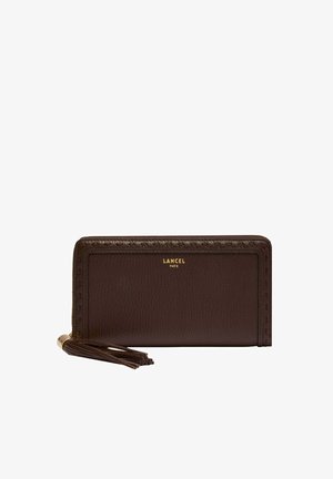 Portefeuille zippé en cuir texturé marron foncé avec tirette à pampille et logo doré "Lancel Paris" centré sur le panneau avant.