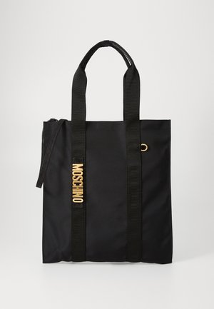 Borsa tote nera realizzata in tessuto liscio, dotata di due manici neri, con logo dorato 'MOSCHINO' e chiusura superiore con zip.