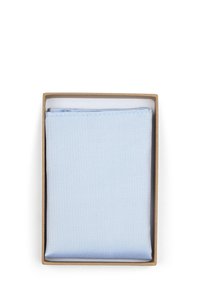 Lichtblauwe pochet, textiel met een subtiele textuur, netjes gevouwen en gepresenteerd in een rechthoekige kartonnen doos.