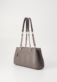 Borsa a tracolla grigia trapuntata con motivo a zigzag, con doppio manico in pelle e catena, chiusura con zip nella parte superiore e tasca con zip anteriore.