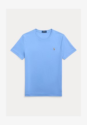 T-shirt en coton bleu clair avec un col rond, des manches courtes et un petit logo brodé sur le côté gauche de la poitrine. Texture lisse.