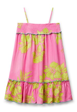 Robe rose avec un corsage froncé, des fines bretelles et un ourlet à volants. Présente de grands motifs floraux verts et des accents bleu clair le long des bords.