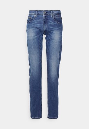 Klasyczne niebieskie dżinsy z prostymi nogawkami. Posiadają zapięcie na guzik, pięć kieszeni oraz lekkie przetarcia, co nadaje im look wytworzonego stylu.