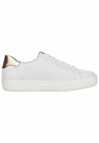 Baskets blanches avec une tige en cuir lisse, bout rond et lacets. Accent rose doré au talon et semelle texturée blanche.