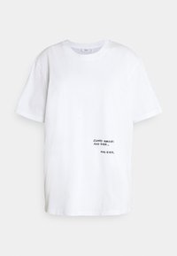 Hvid bomulds t-shirt med rund hals og korte ærmer. Har sort tekst trykt på forsiden: "LUKKET FOR EVIGT OG EVIGT ..." og "OG EVIGT."