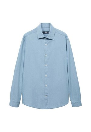 Camisa de manga larga azul claro hecha de una tela suave, con botón en la parte delantera, cuello tipo spread y dobladillo curvado. Detalle de textura sutil presente.