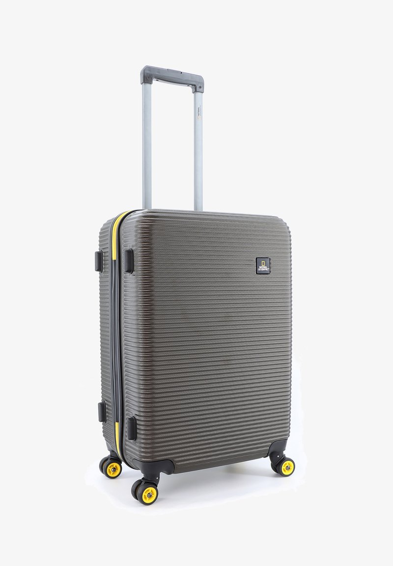 Hartschalenkoffer in Grau mit strukturierter Oberfläche, gelben Akzenten, vier schwarzen Rollen und einem ausziehbaren Griff für einfachen Transport.