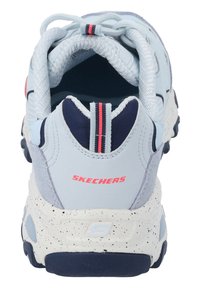 Svijetloplavi tenisice s teksturiranim gornjim dijelom, gumeni potplat s točkicama i podstavljenim ovratnikom. Na peti se nalazi crveni znak "Skechers".