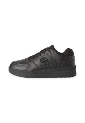 Zwarte lage leren sneaker met veters, mesh kraag en geperst Champion-logo aan de zijkant en hiel, op witte achtergrond.