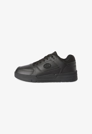 Schwarzer Low-Top-Ledersneaker mit Schnürsenkeln, Mesh-Kragen und geprägt Champion-Logo an der Seite und Ferse, auf weißem Hintergrund.